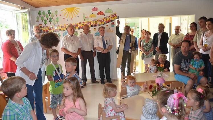 Pfarrer Hans-Michael Dinkel erteilte den Segen und erbat Gottes Schutz über den Kindergarten, die Kinder, das Personal und alle die ein- und ausgehen.  Foto: Karl-Heinz Hofmann