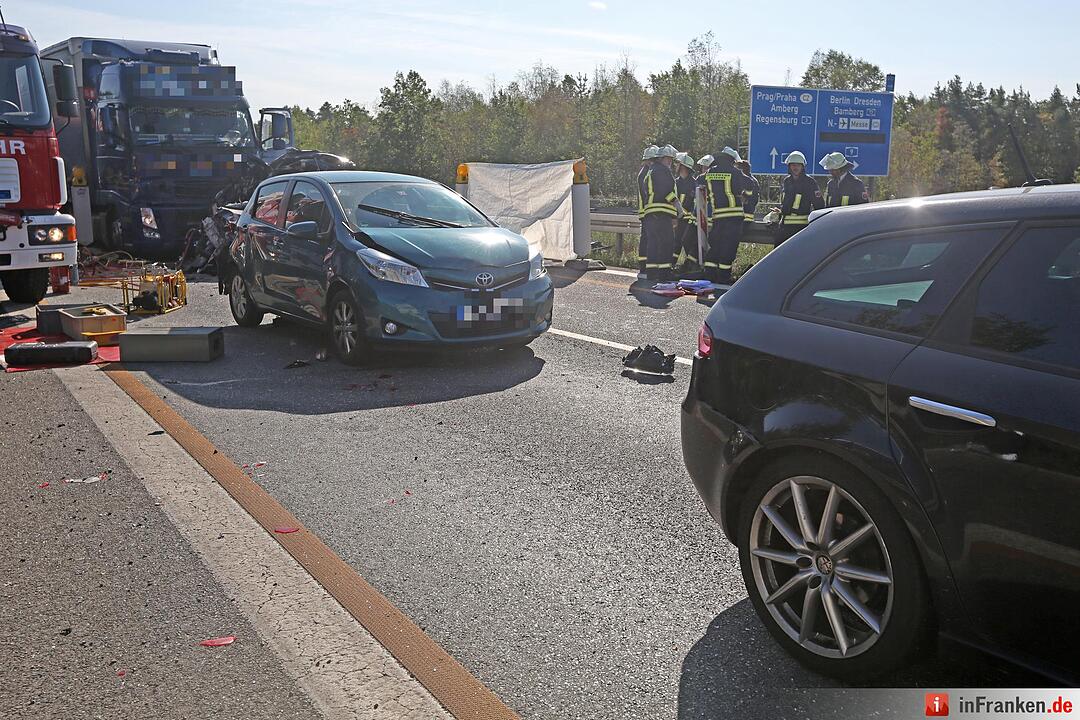 Lkw rast in Stauende - Eine Tote, sieben Verletzte