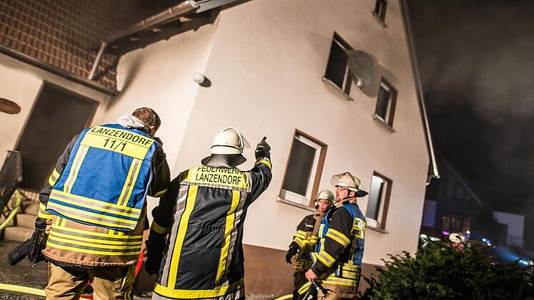 Mit vereinten Kräften gelang es den Feuerwehren Lanzendorf, Himmelkron und Gefrees das Haus in der Lindenstraße zu retten.  Foto: Alexander Muck