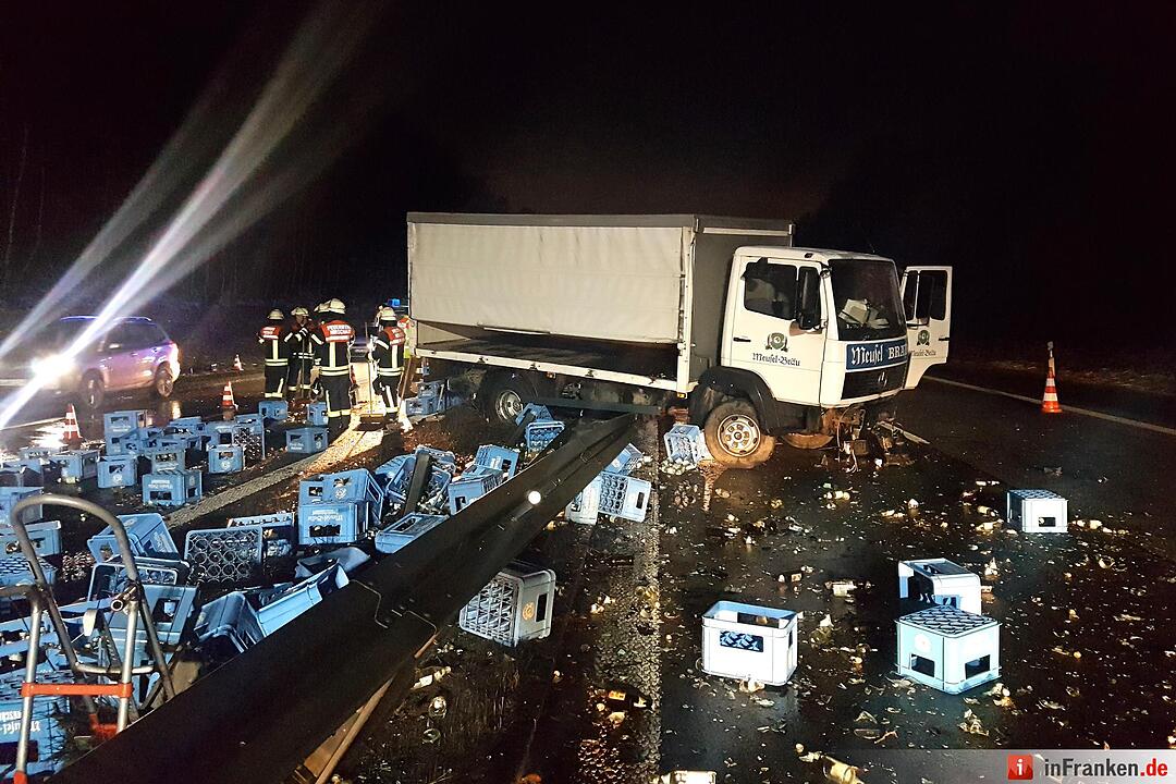 Bierkästen sorgen für Stau: Lastwagen durchbricht auf A73 Mittelschutzleitplanke