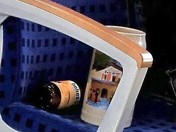Ein einsamer Maßkrug fährt mit der Bahn nach Forchheim.  Foto: haj