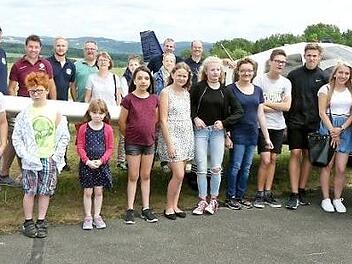 Der Serviceclub "Round Table" organisierte für 30 Kinder der Geschwister-Gummi-Stiftung Freiflüge auf dem Kulmbacher Flugplatz.  Foto: Dieter Hübner