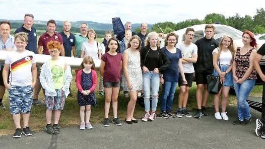 Der Serviceclub "Round Table" organisierte für 30 Kinder der Geschwister-Gummi-Stiftung Freiflüge auf dem Kulmbacher Flugplatz.  Foto: Dieter Hübner