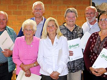 Die anwesenden Geehrten: v.l. Walter Ziegler, Lydia Klug, Erwin Muth, Anne Adam, Veronika Becker, Günter Planer und Helga Hüfner-Gerr Foto: Thomas Dill