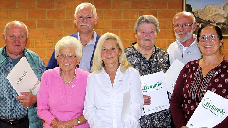 Die anwesenden Geehrten: v.l. Walter Ziegler, Lydia Klug, Erwin Muth, Anne Adam, Veronika Becker, Günter Planer und Helga Hüfner-Gerr Foto: Thomas Dill