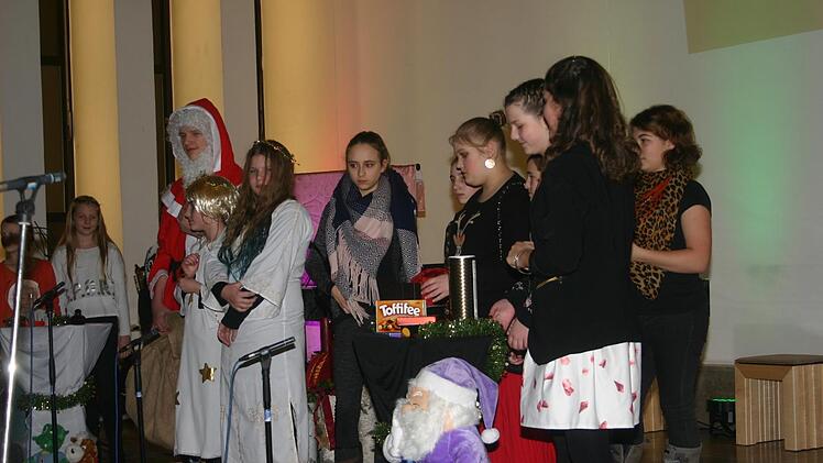 Wie es in einem Kaufhaus vor Weihnachten zugehen kann, führte die Theater-Arbeitsgemeinschaft der Realschule CO I mit einem beträchtlichen Schuss Ironie einem begeisterten Publikum vor Augen. Foto: Martin Rebhan