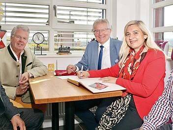 Gesundheitsministerin Melanie Huml besuchte gestern den "Gesundheitsbahnhof" in Harsdorf . Mit im Bild (von links) die Landtagsabgeordneten Martin Schöffel und Ludwig von Lerchenfeld, Bürgermeister Günther Hübner und der Landarzt Jürgen Berthold Bauer. Foto: StMGP