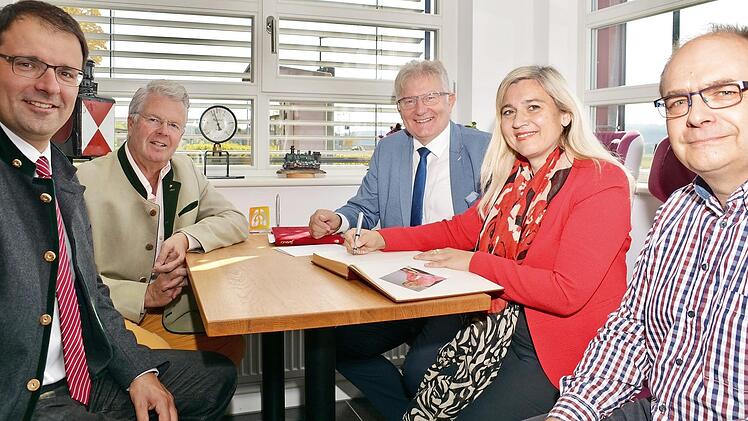 Gesundheitsministerin Melanie Huml besuchte gestern den "Gesundheitsbahnhof" in Harsdorf . Mit im Bild (von links) die Landtagsabgeordneten Martin Schöffel und Ludwig von Lerchenfeld, Bürgermeister Günther Hübner und der Landarzt Jürgen Berthold Bauer. Foto: StMGP