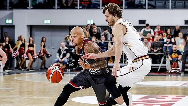 Verteidigungsspezialist Maurice Stuckey (hier im Hinspiel gegen den litauischen Routinier Simas Jasaitis) erhofft sich unter Neu-Trainer Federico Perego wieder mehr Spielanteile als zuletzt.  Foto: Daniel L&ouml;b
