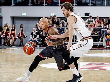 Verteidigungsspezialist Maurice Stuckey (hier im Hinspiel gegen den litauischen Routinier Simas Jasaitis) erhofft sich unter Neu-Trainer Federico Perego wieder mehr Spielanteile als zuletzt.  Foto: Daniel Löb