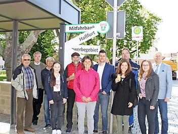 Am Montag fiel der Startschuss f&uuml;r das Projekt "Mitfahrb&auml;nke" in der Gemeinde Knetzgau. B&uuml;rgermeister Stefan Paulus (rechts) gab das innovative Angebot frei. Mit im Bild vor der Mitfahr-Haltestelle: Koordinator Thomas Zettelmeier (F&uuml;nfter von rechts), Regionalmanagerin Bettina Fritzler (Dritte von rechts) und B&uuml;rger  Foto: Christiane Reuther