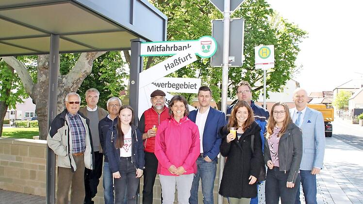 Am Montag fiel der Startschuss für das Projekt "Mitfahrbänke" in der Gemeinde Knetzgau. Bürgermeister Stefan Paulus (rechts) gab das innovative Angebot frei. Mit im Bild vor der Mitfahr-Haltestelle: Koordinator Thomas Zettelmeier (Fünfter von rechts), Regionalmanagerin Bettina Fritzler (Dritte von rechts) und Bürger  Foto: Christiane Reuther