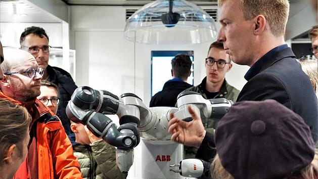 Der Innotruck des Bundesministeriums f&uuml;r Bildung und Forschung pr&auml;sentierte Zukunftsthemen.Ferry, T&uuml;rpitz