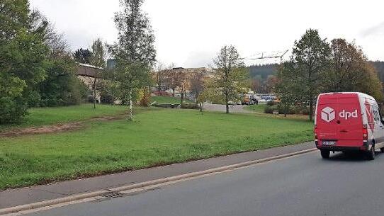Auf dieser Fläche an Eberns Gymnasiumstraße werden zwei Gebäude mit behindertengerechten Wohnungen entstehen. Die Lebenshilfe Ebern will sich hier als Käufer und Vermieter einbringen. Fotos: Eckehard Kiesewetter