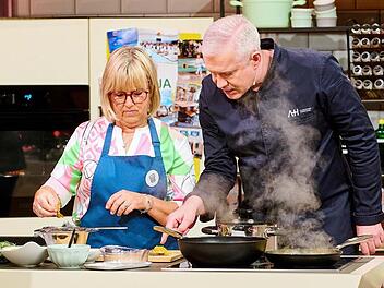 Anja Kramer steht bei Chefkoch-TV am Herd und strebt mit ihren Lecker-und-günstig-Rezepten nach dem Wochensieg. Sternekoch Alexander Herrmann gibt Tipps.