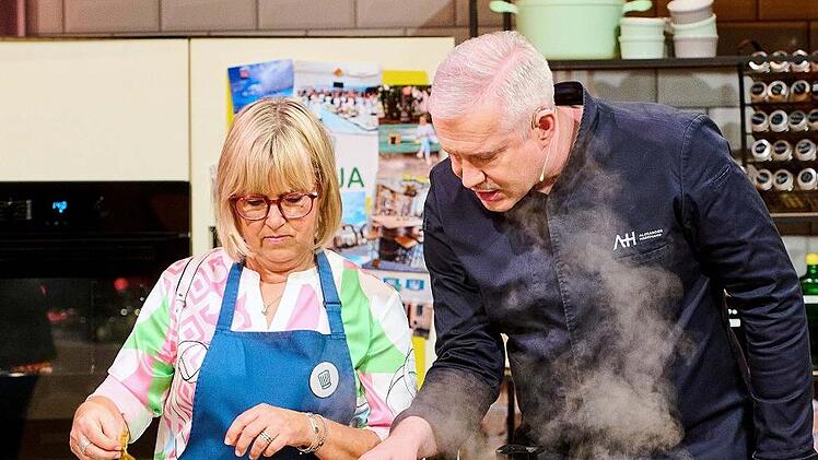 Anja Kramer steht bei Chefkoch-TV am Herd und strebt mit ihren Lecker-und-günstig-Rezepten nach dem Wochensieg. Sternekoch Alexander Herrmann gibt Tipps.