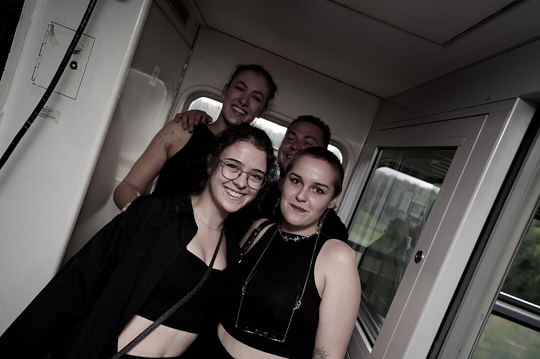 Party im Zug - Raver*innen tanzen zu Techno-Beats