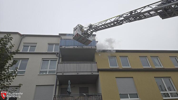Balkonbrand in Bamberg: Feuerwehr verhindert gr&ouml;&szlig;ere Ausbreitung