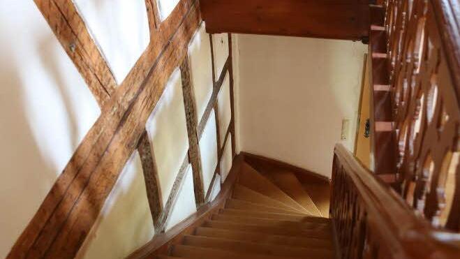 Schöne Treppe abwärts.