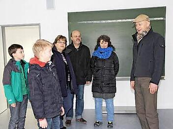 Bürgermeister Schwarzmann (r.) führt durch das Gebäude,