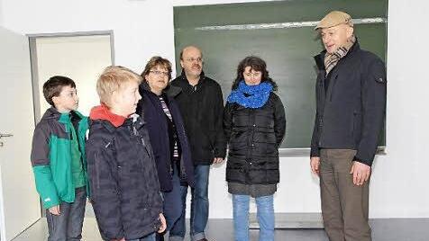 Bürgermeister Schwarzmann (r.) führt durch das Gebäude,