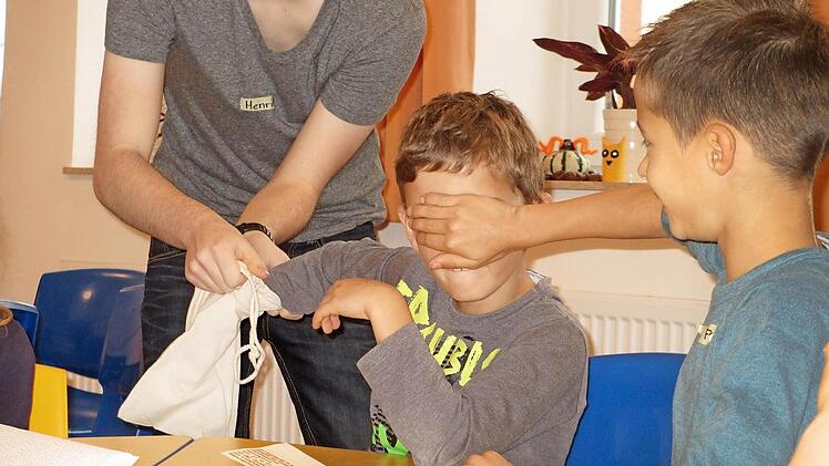 Mit dem Tastsinn in den Fingern "sehen" ist zwar möglich, aber gar nicht so einfach.  Fotos: GS am Mönchsturm