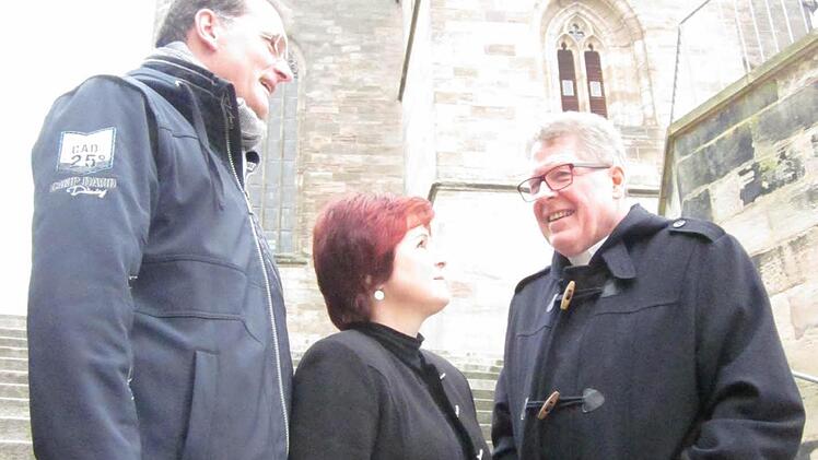 "Da darf man schon sehr stolz sein", sagt Dekan Jürgen Zinck (rechts) und gratuliert Christina Flauder und Pfarrer Wolfgang Oertel (links) zu ihrer Wahl in die EKD-Synode, das oberste Gremium der Evangelischen Kirche in Deutschland. Foto: Stephan Tiroch