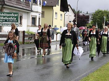 Am Festumzug in Wallenfels nahmen auch auswärtige Schützenvereine teil. Foto: Michael Wunder