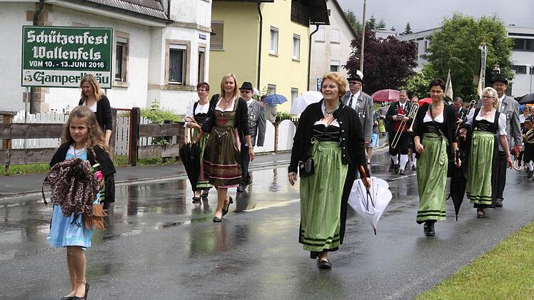 Am Festumzug in Wallenfels nahmen auch auswärtige Schützenvereine teil. Foto: Michael Wunder
