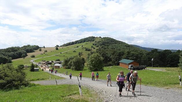 Der Aufstieg zum Eierhauck war lohnenswert und wurde von den Wanderern im Truppen&uuml;bungsplatz eifrig genutzt. Foto: Marion Eckert