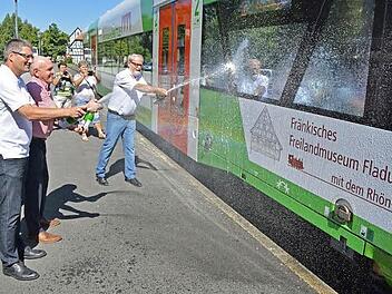 Bei der Shuttle-Taufe (von links) Karsten Eck, Geschäftsleiter Zweckverband Fränkisches Freilandmuseum Fladungen, Landrat Thomas Habermann, Vorsitzender Zweckverband Fränkisches Freilandmuseum Fladungen und Hans-Christian Hagans, Bahnbetriebsleiter Erfurter Bahn.  Foto: Jens Englert