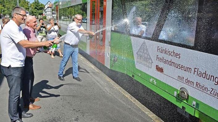 Bei der Shuttle-Taufe (von links) Karsten Eck, Geschäftsleiter Zweckverband Fränkisches Freilandmuseum Fladungen, Landrat Thomas Habermann, Vorsitzender Zweckverband Fränkisches Freilandmuseum Fladungen und Hans-Christian Hagans, Bahnbetriebsleiter Erfurter Bahn.  Foto: Jens Englert