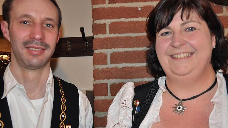 Sie bekamen die Goldene Ehrennadel des Nordbayerischen Musikbundes für 30-jährige aktive Musikertätigkeit: Christian Müller und Katja Habersack. Foto: Petra Heurich