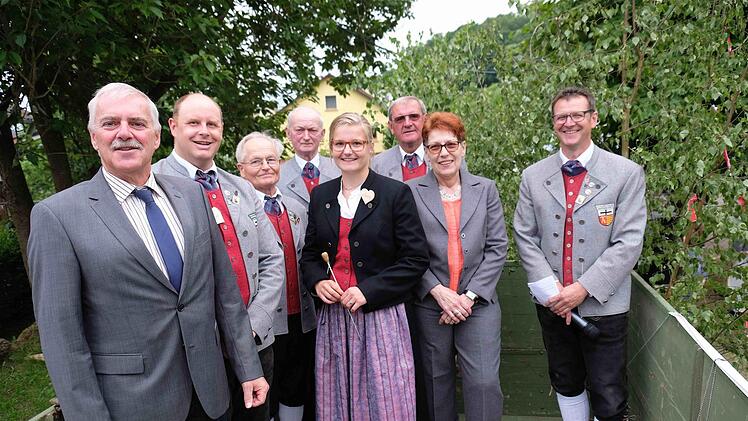 Die Ehrengäste (von links) stellen sich zum Gruppenfoto: Jürgen Karle, André Reith, Franz Zeitz, Rudolf Wagner, Laura Breuter, Peter Koberstein, Monika Horcher und Thomas Kleinhenz.  Foto: Gerd Schaar