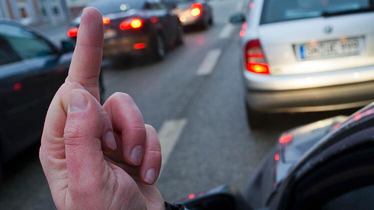 Eine Straße in der Nähe des Nürnberger Hafens musste am Montag wegen einer Schlägerei zwischen sieben Menschen gesperrt werden. Die Polizei sucht Zeugen. Symbolfoto: Jens Büttner/dpa