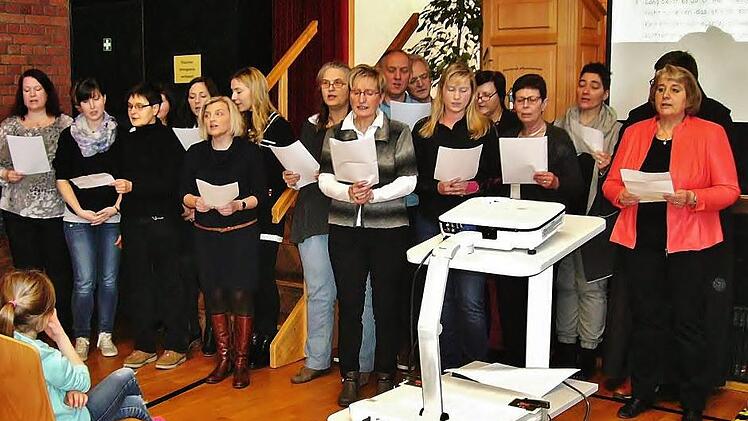 Nach der Melodie von Reinhard Meys "Über den Wolken« sang der Lehrerchor das selbstgetextete Lied "Jenseits der Pflichten, das die Vorzüge des Ruhestands thematisiert.Bernd Kleinert