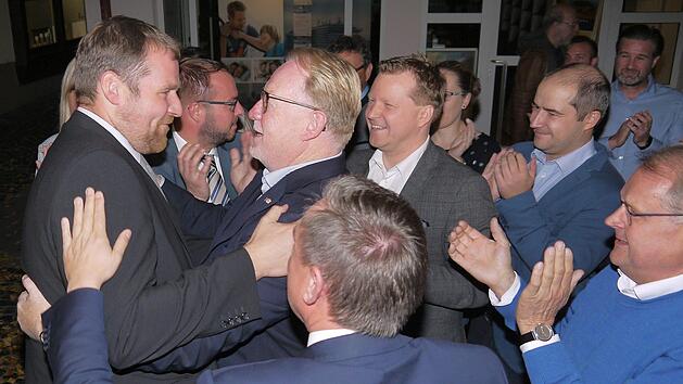 Da ist der Sieger: Die Spitzen der CSU-Kreisverb&auml;nde Coburg Stadt und Land bereiteten  Martin Mittag (links)  in der Coburger Innenstadt  einen    begeisterten Empfang.Foto: Berthold K&ouml;hler
