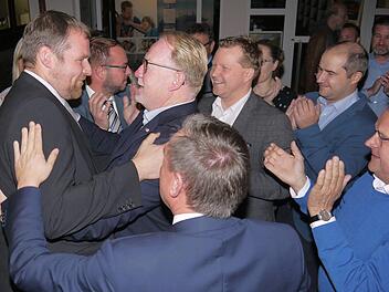 Da ist der Sieger: Die Spitzen der CSU-Kreisverbände Coburg Stadt und Land bereiteten  Martin Mittag (links)  in der Coburger Innenstadt  einen    begeisterten Empfang.Foto: Berthold Köhler