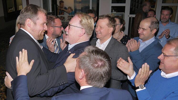 Da ist der Sieger: Die Spitzen der CSU-Kreisverbände Coburg Stadt und Land bereiteten  Martin Mittag (links)  in der Coburger Innenstadt  einen    begeisterten Empfang.Foto: Berthold Köhler