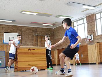 Während der beiden jeweils einstündigen Trainingseinheiten trainierten die angehenden Junior-Coaches mit den Grundschülern der Lucas-Cranach-Grundschule unter anderem Passen, Dribbeln, Schießen und Kopfbälle. Foto: Marian Hamacher