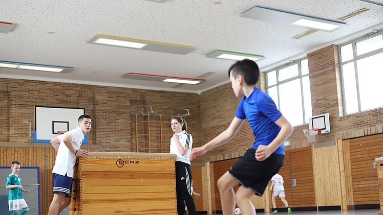 Während der beiden jeweils einstündigen Trainingseinheiten trainierten die angehenden Junior-Coaches mit den Grundschülern der Lucas-Cranach-Grundschule unter anderem Passen, Dribbeln, Schießen und Kopfbälle. Foto: Marian Hamacher