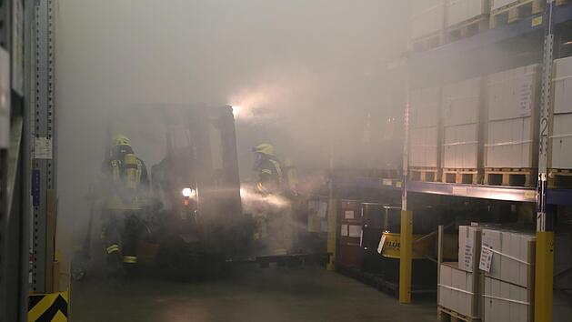 In der verqualmten Halle gingen Feuerwehrleute gegen den angenommenen Brandherd vor. Foto: B. Kleinschmidt