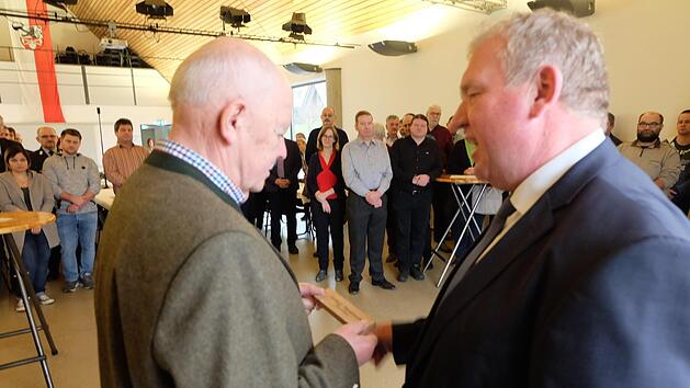 B&uuml;rgermeister Egon Kl&ouml;ffel  (rechts) &uuml;berreichte Rainer Wolf, dem Leiter des  Geschichtskreises, zum Dank ein Geschenk. Philipp Bauernschubert