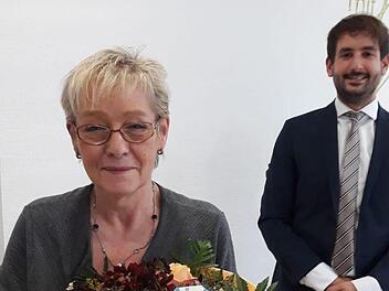 Abteilungsleiter Marktfolge Passiv Michael Scheiner hat Monika Grom in die Freiphase der Altersteilzeit verabschiedet.  Foto: Beatrix Lieb