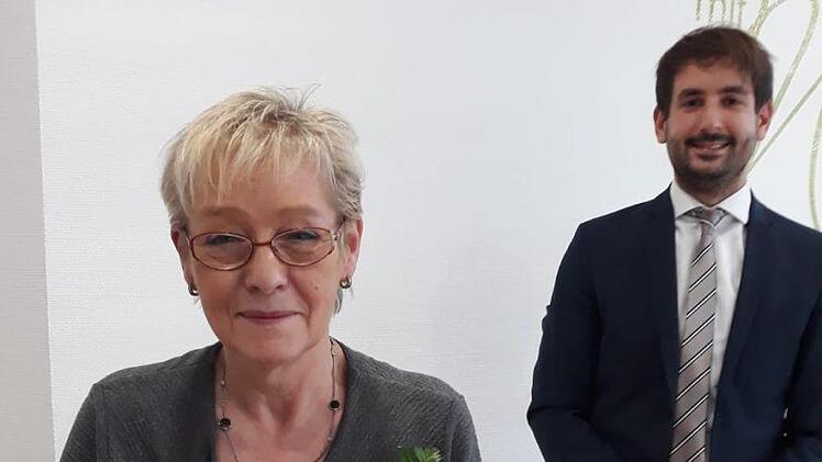 Abteilungsleiter Marktfolge Passiv Michael Scheiner hat Monika Grom in die Freiphase der Altersteilzeit verabschiedet.  Foto: Beatrix Lieb