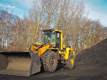 Der 34-J&auml;hriger stie&szlig; mit der Schaufel seines Radladers an eine Metallplatte und wurde gegen das Lenkrad gedr&uuml;ckt.