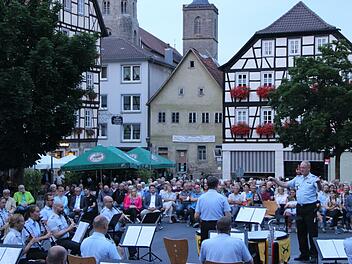 Der Marktplatz bot das ansprechende Ambiente für das Konzert des Heeresmusikkorps Veitshöchheim. Foto: Heike Beudert