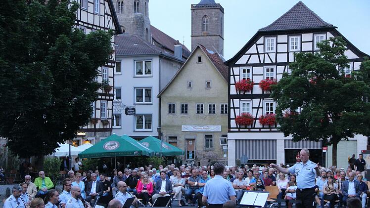 Der Marktplatz bot das ansprechende Ambiente für das Konzert des Heeresmusikkorps Veitshöchheim. Foto: Heike Beudert