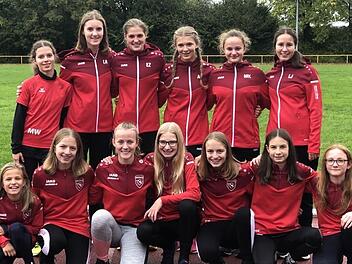 Unser Bild zeigt die Siegermannschaften aus Münnerstadt mit Maren Weigand (hinten, von links), Lina Rößler, Emilia Zeitz, Anne Federlein, Maria-Kristin Kunz sowie Lina Johannes und aus Oberthulba mit Lina Füller (vorne, von links), Katharina Haas,...