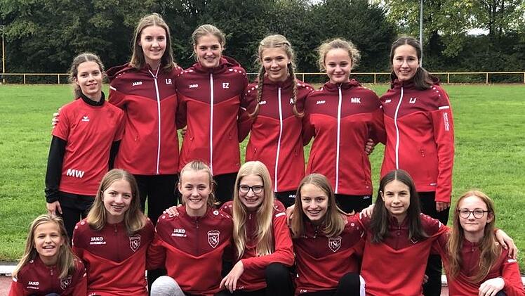 Unser Bild zeigt die Siegermannschaften aus Münnerstadt mit Maren Weigand (hinten, von links), Lina Rößler, Emilia Zeitz, Anne Federlein, Maria-Kristin Kunz sowie Lina Johannes und aus Oberthulba mit Lina Füller (vorne, von links), Katharina Haas,...